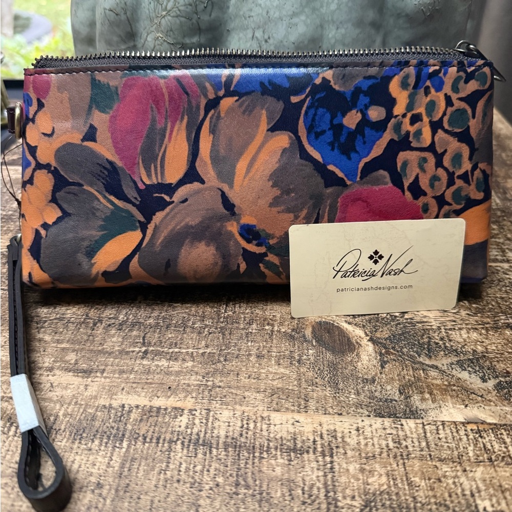 Mother’s Day is approaching ❤️🩷❤️🩷🌺Patricia Nash Multicolor Floral Clutch